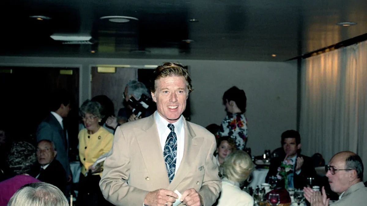 americký herec Robert Redford v béžovém saku- stará fotografie