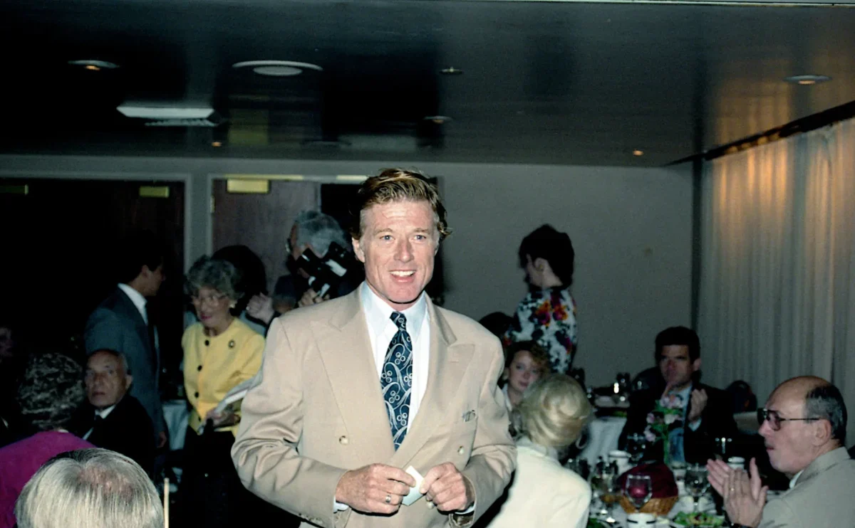 americký herec Robert Redford v béžovém saku- stará fotografie