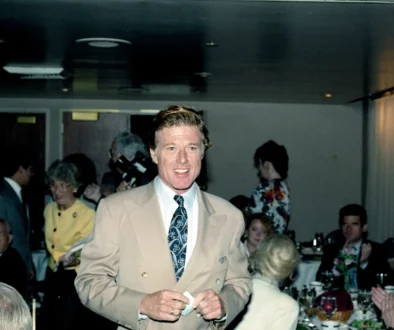 americký herec Robert Redford v béžovém saku- stará fotografie