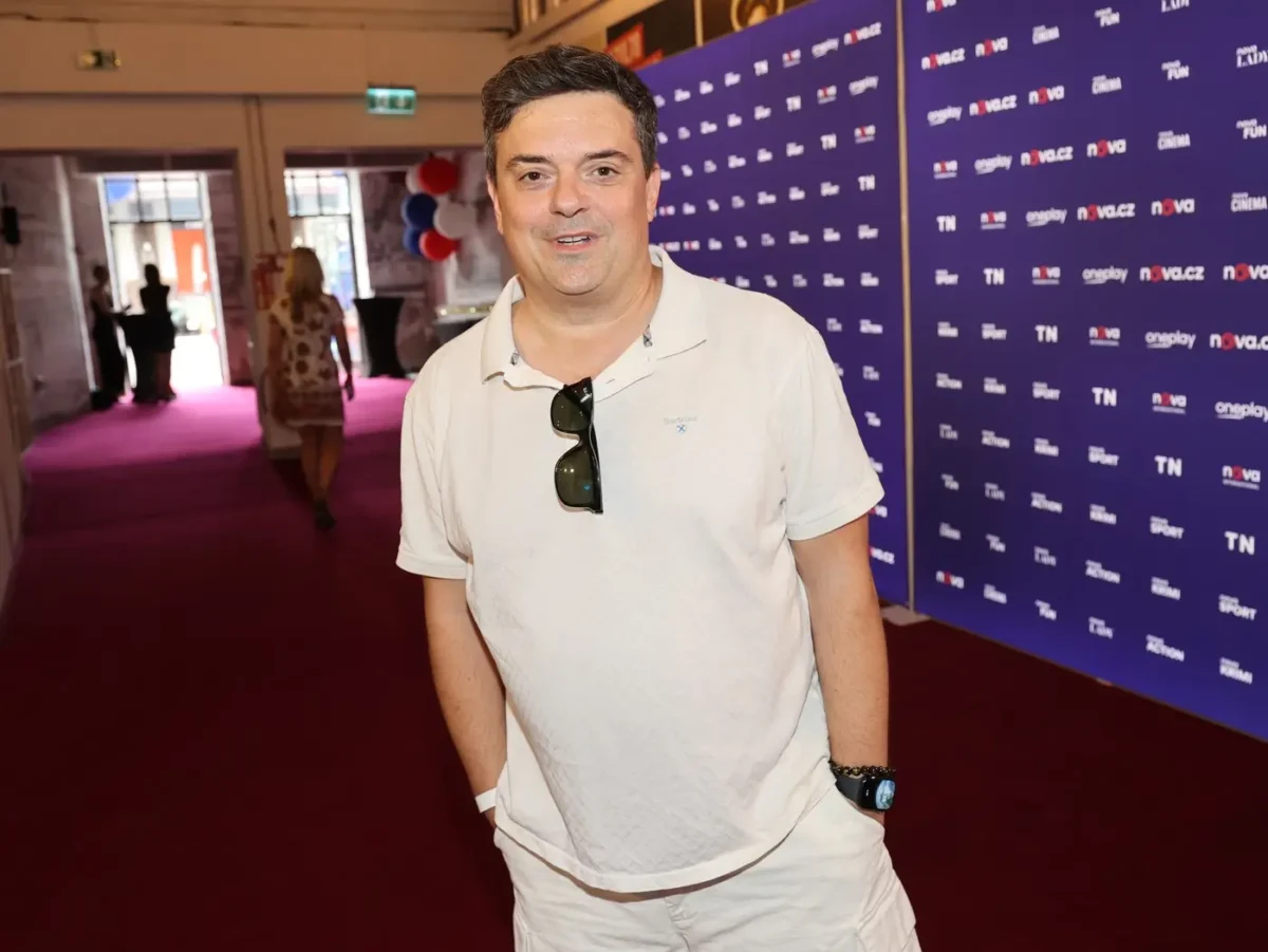 Filip Rajmont se vyjádřil o práci na seriálu Ulice. Zdroj: Martin Hykl/CZECH NEWS CENTER CNC / Martin Hykl / CNC / Profimedia | TVGURU.cz Muž v bílém triku a s rukami v kapsách