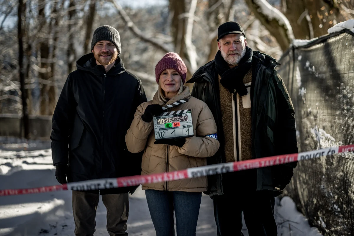 Kriminalka Andel_EPI_1_MIK_2026_01_11_0074 | TVGURU.cz Tři herci ze seriálu Kriminálka Anděl stojí u policejní pásky.
