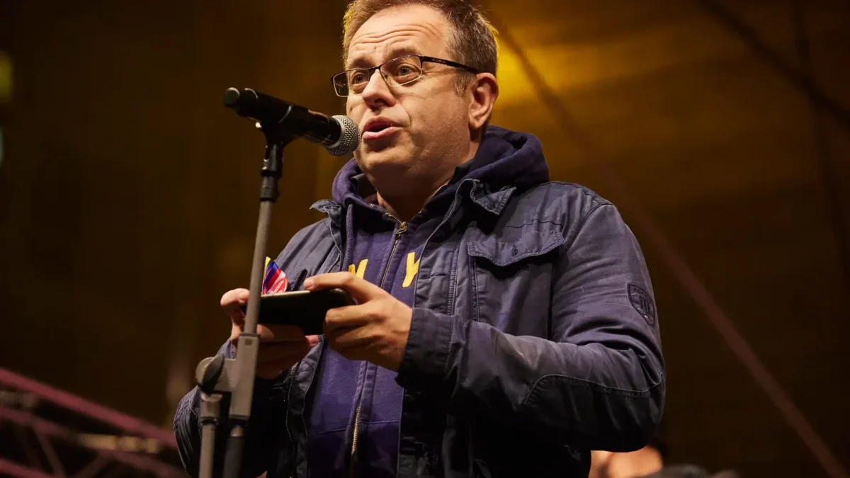 Václav Moravec mluví do mikrofonu.