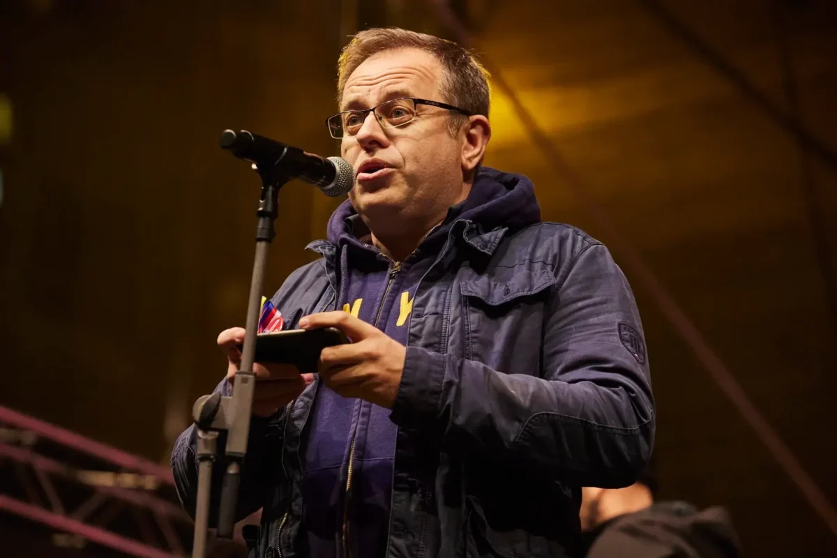 Václav Moravec mluví do mikrofonu.