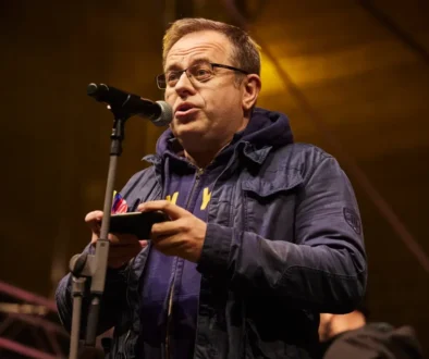 Václav Moravec mluví do mikrofonu.