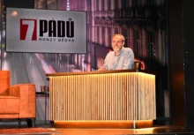 Honza Dědek sedí za stolem.