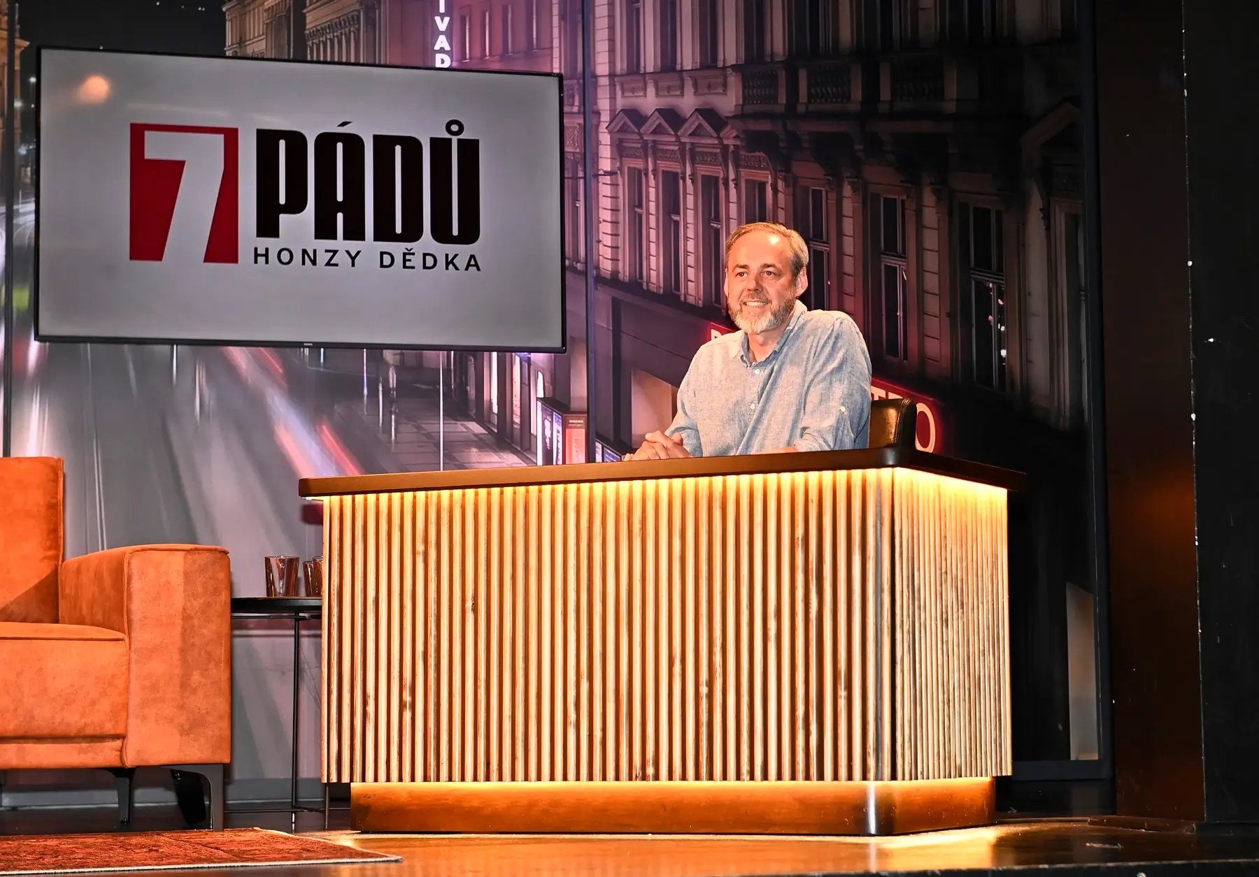 Honza Dědek sedí za stolem.