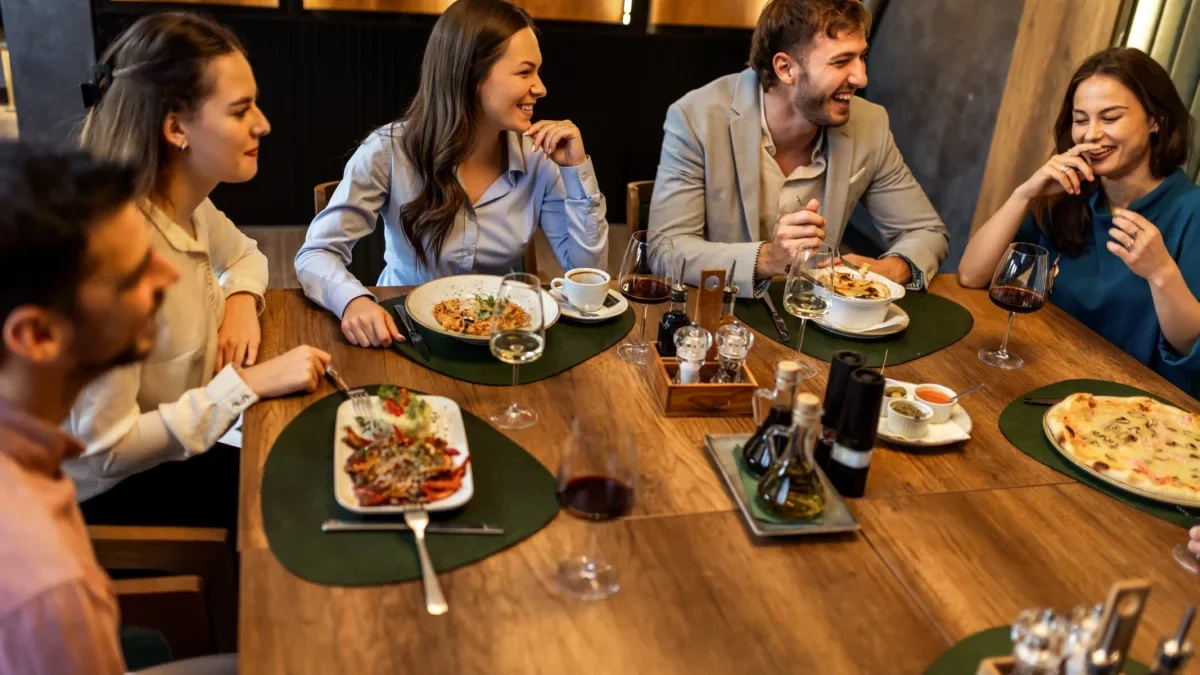 Skupina lidí u stolu v restauraci