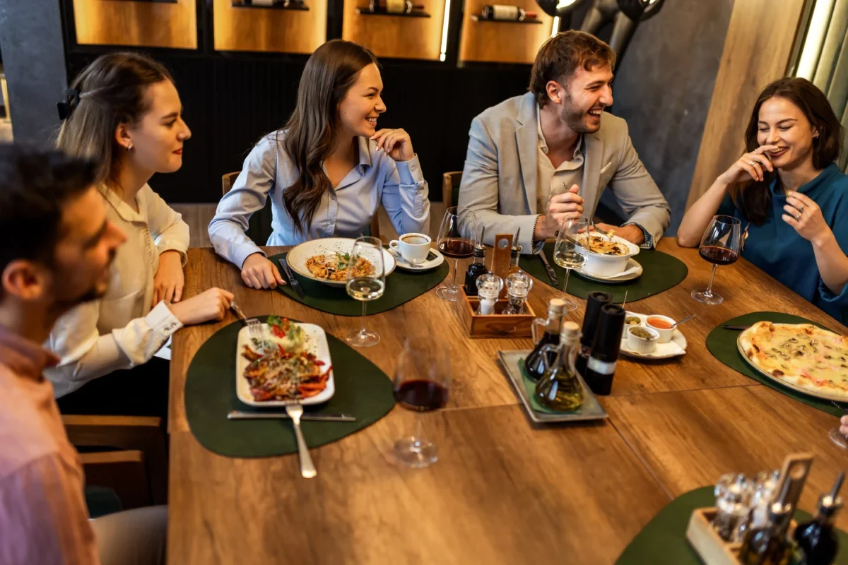 Skupina lidí u stolu v restauraci
