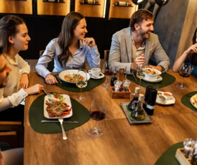 Skupina lidí u stolu v restauraci