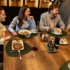 Skupina lidí u stolu v restauraci