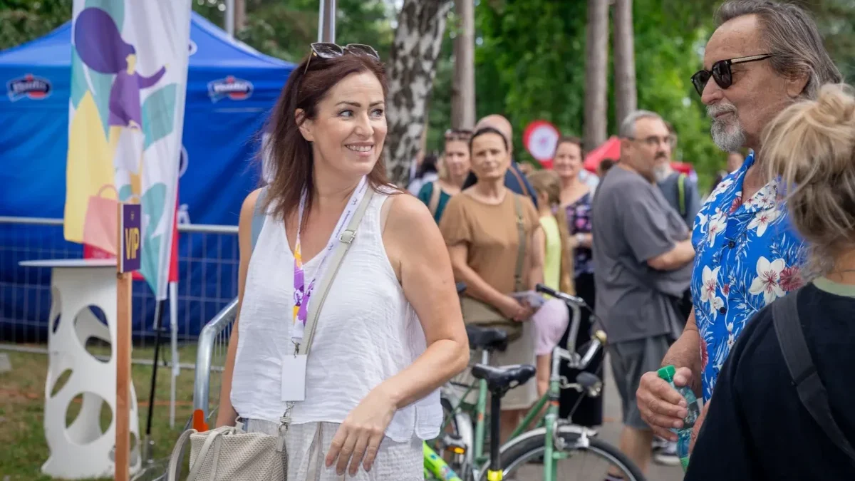 Tmavovlasá žena v bílé halence