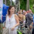 Tmavovlasá žena v bílé halence