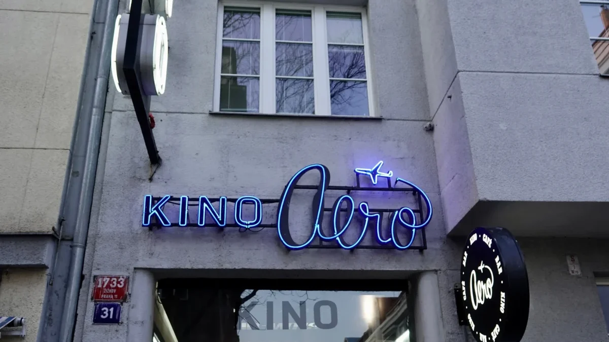 Cedule nad vstupem do kina