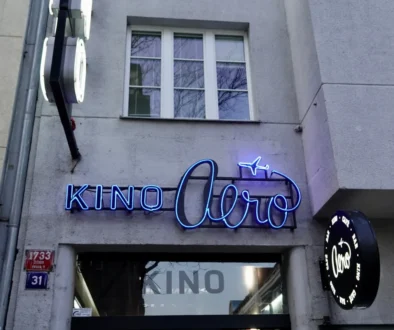 Cedule nad vstupem do kina