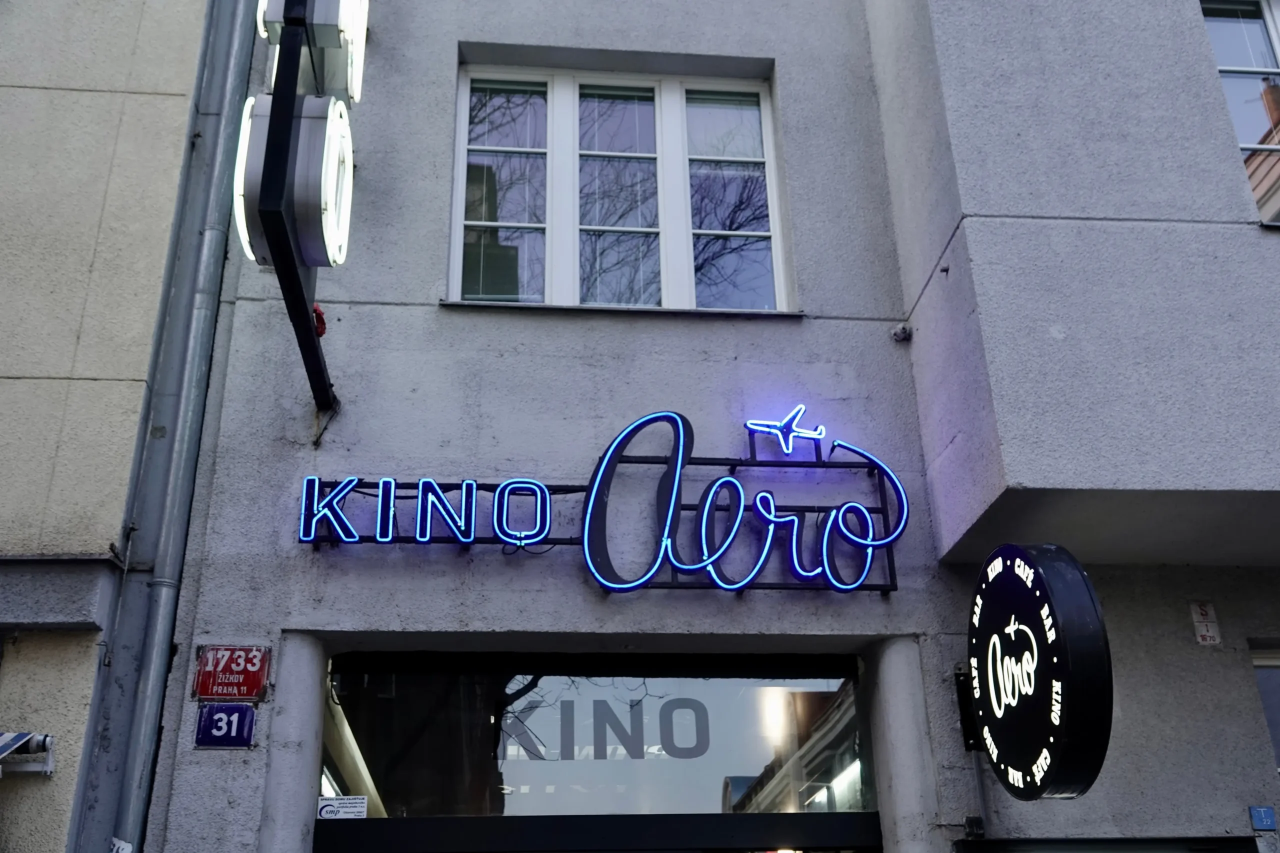 Cedule nad vstupem do kina