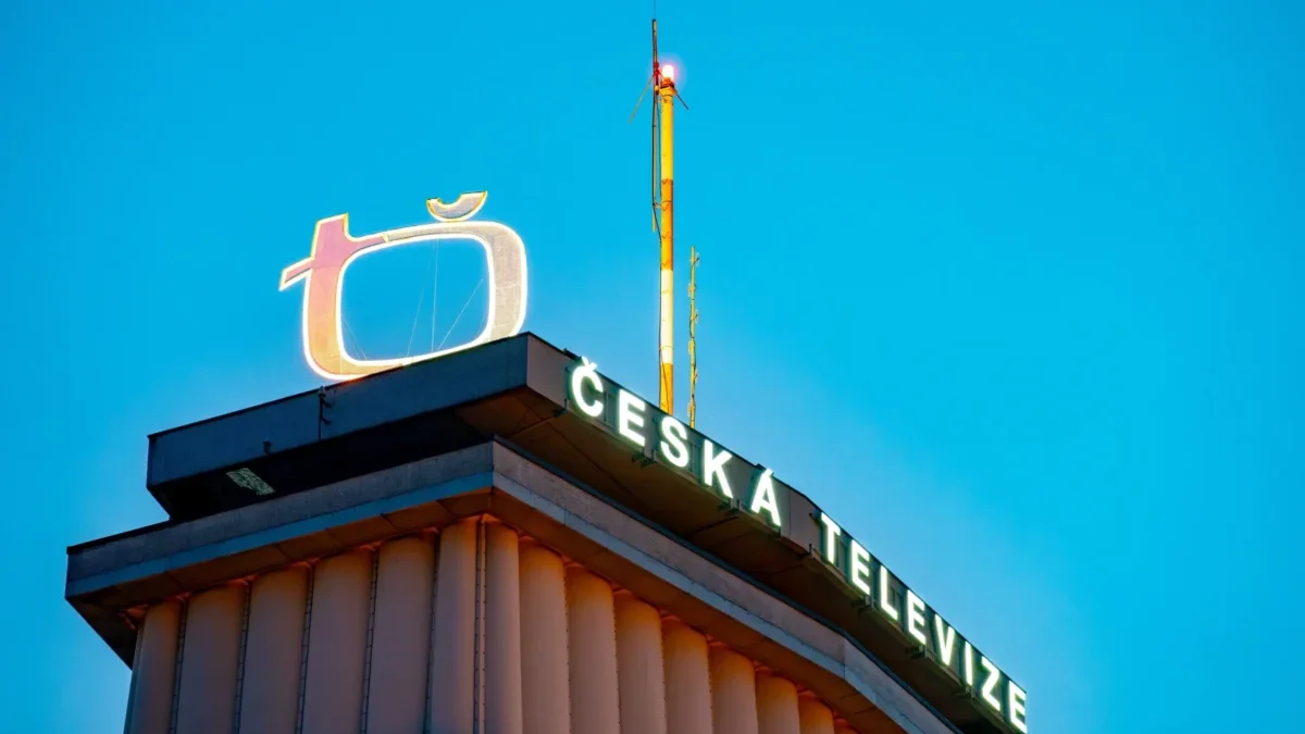 Nápis Česká televize na budově