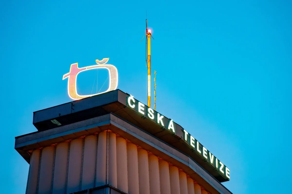 Nápis Česká televize na budově