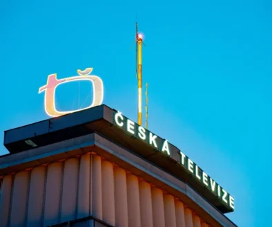 Nápis Česká televize na budově