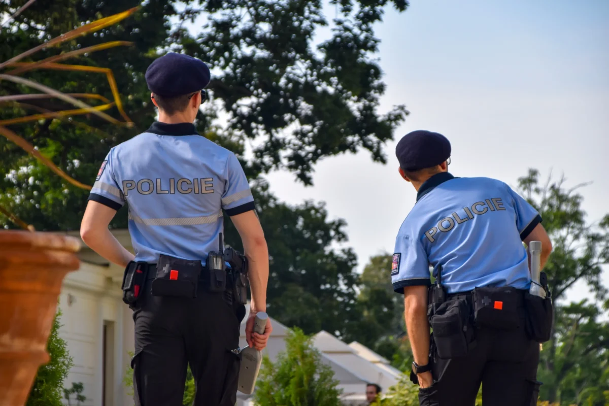 shutterstock_2745271681 1 | TVGURU.cz Dva policisté