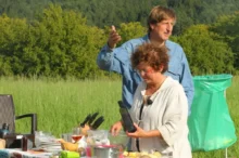muž a žena u stolu