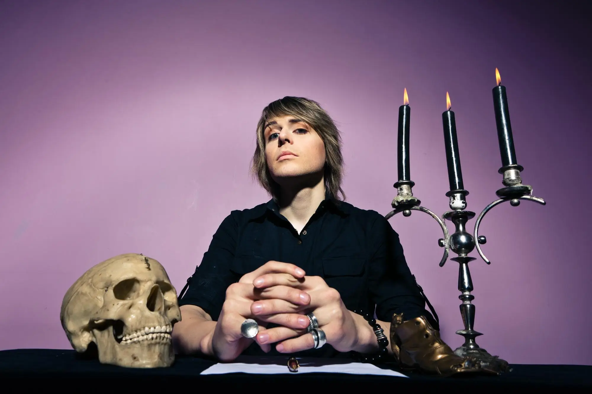 Žena s lebkou a svícnem