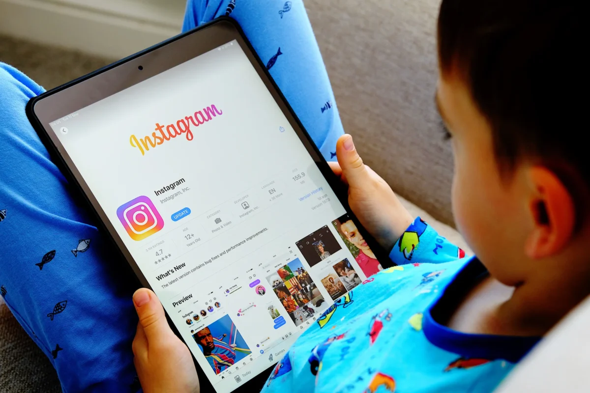 shutterstock_1971640259-2 | TVGURU.cz Chlapec kouká na aplikaci Instagramu.