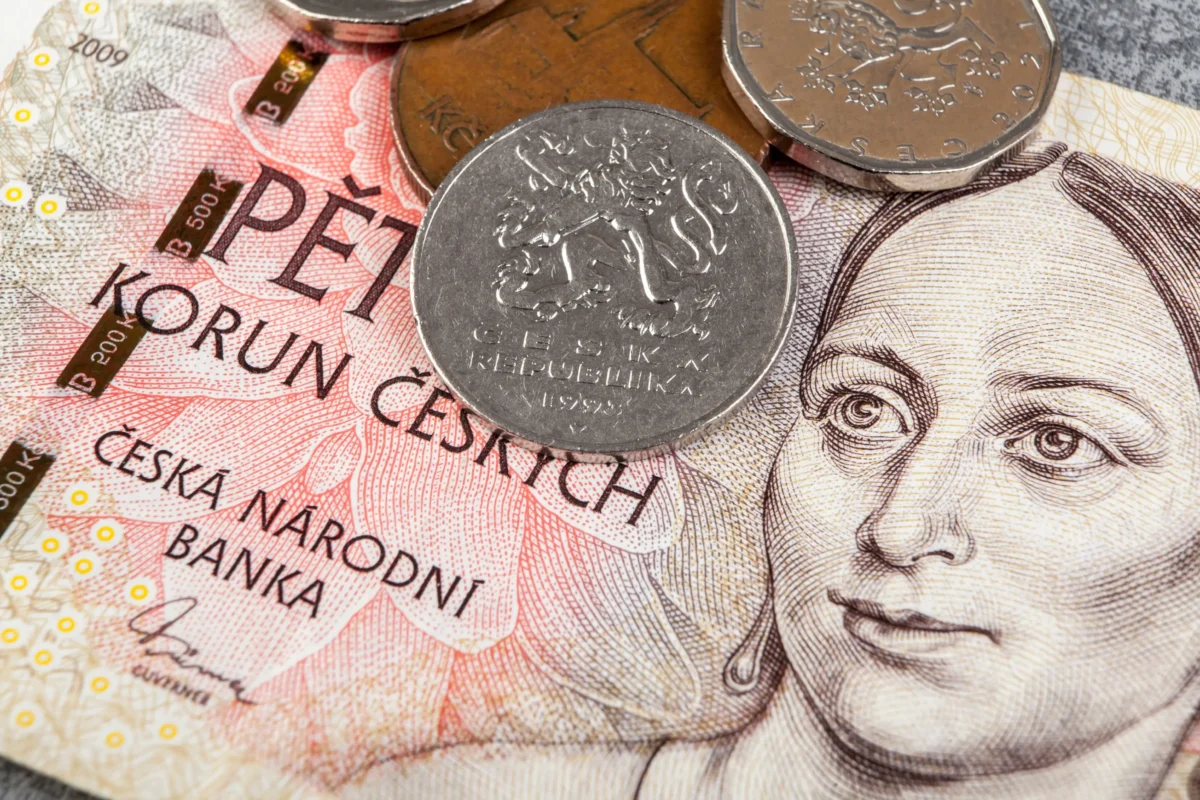 shutterstock_2816669465-2 | TVGURU.cz Na sobě leží české bankovky.