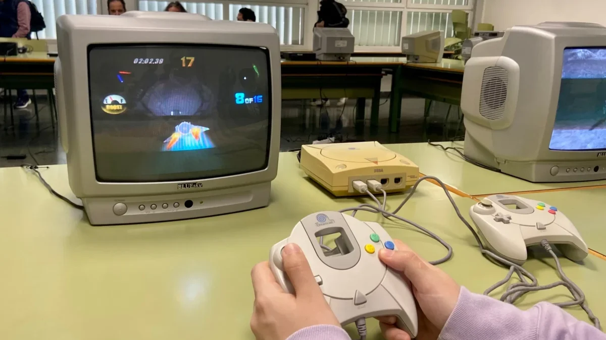 stará televize s prvním playstation 1, dětské ruce, které drží ovladač