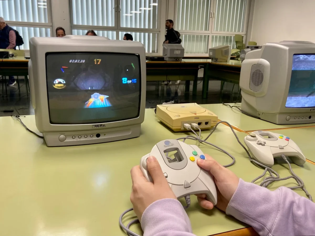 stará televize s prvním playstation 1, dětské ruce, které drží ovladač