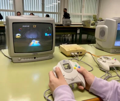 stará televize s prvním playstation 1, dětské ruce, které drží ovladač