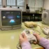 stará televize s prvním playstation 1, dětské ruce, které drží ovladač