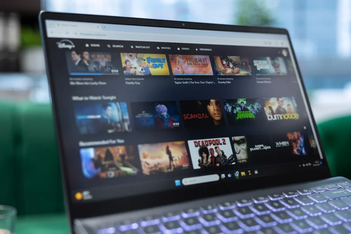 pohled na notebook se steamovací platformou Disney+