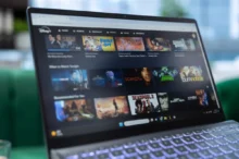pohled na notebook se steamovací platformou Disney+