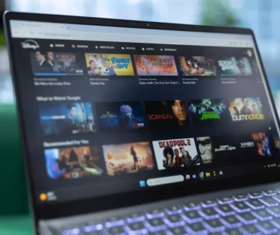 pohled na notebook se steamovací platformou Disney+