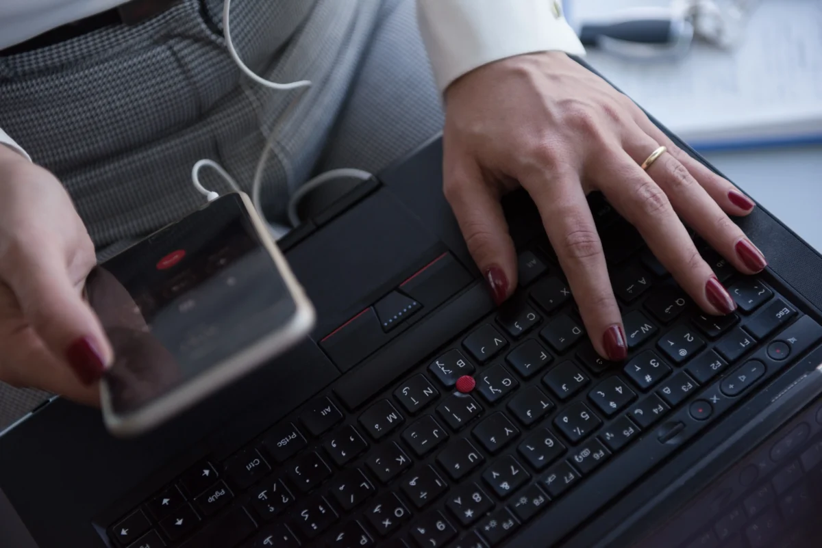 Klávesnice z počítače a telefon se sluchátky