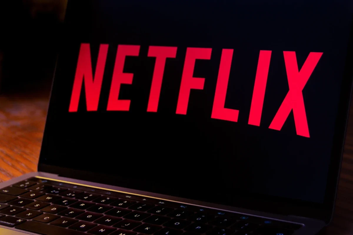 Nápis Netflix na notebooku
