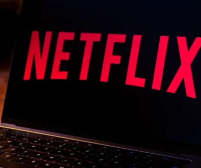 Nápis Netflix na notebooku
