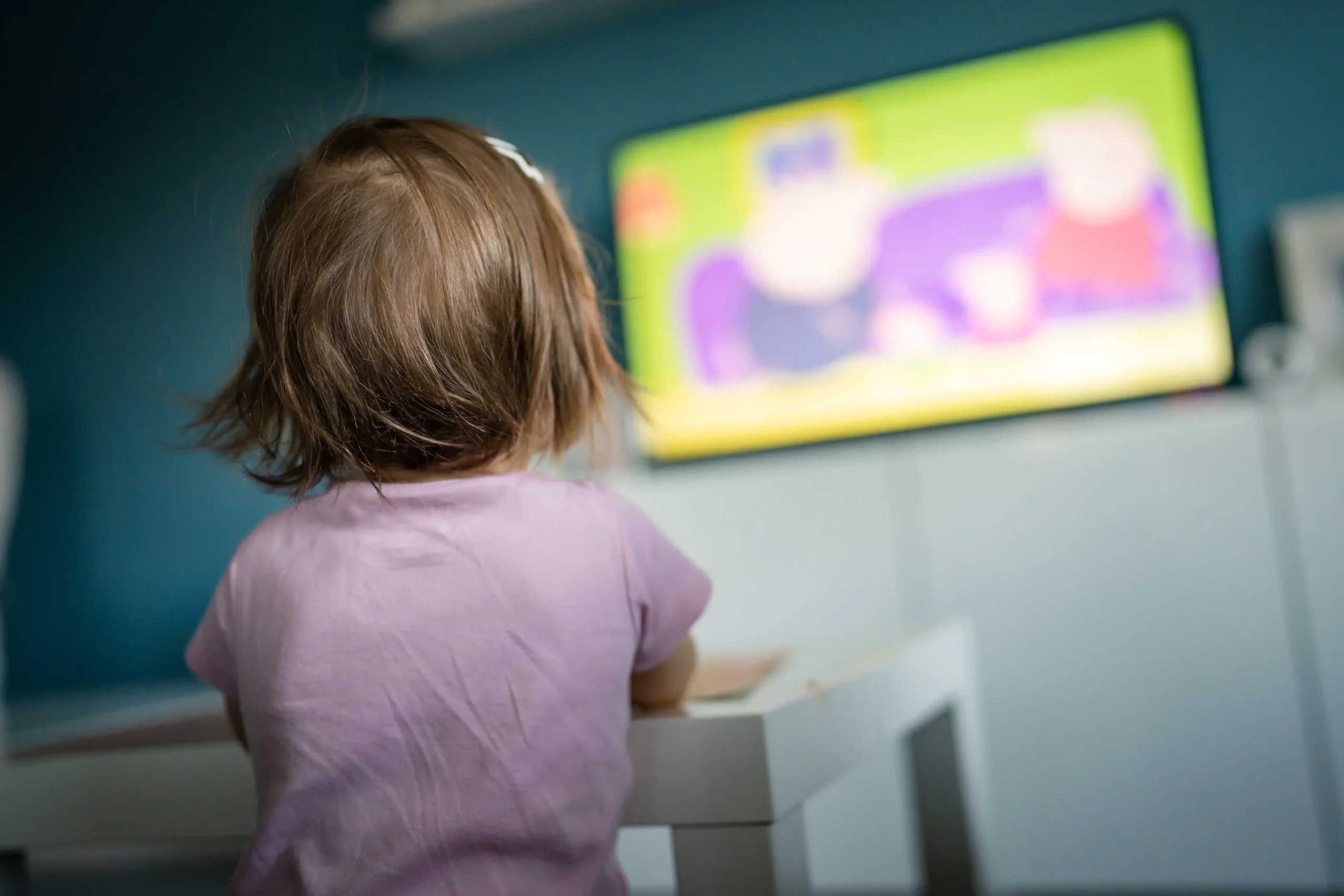 Dívka se dívá na televizi.