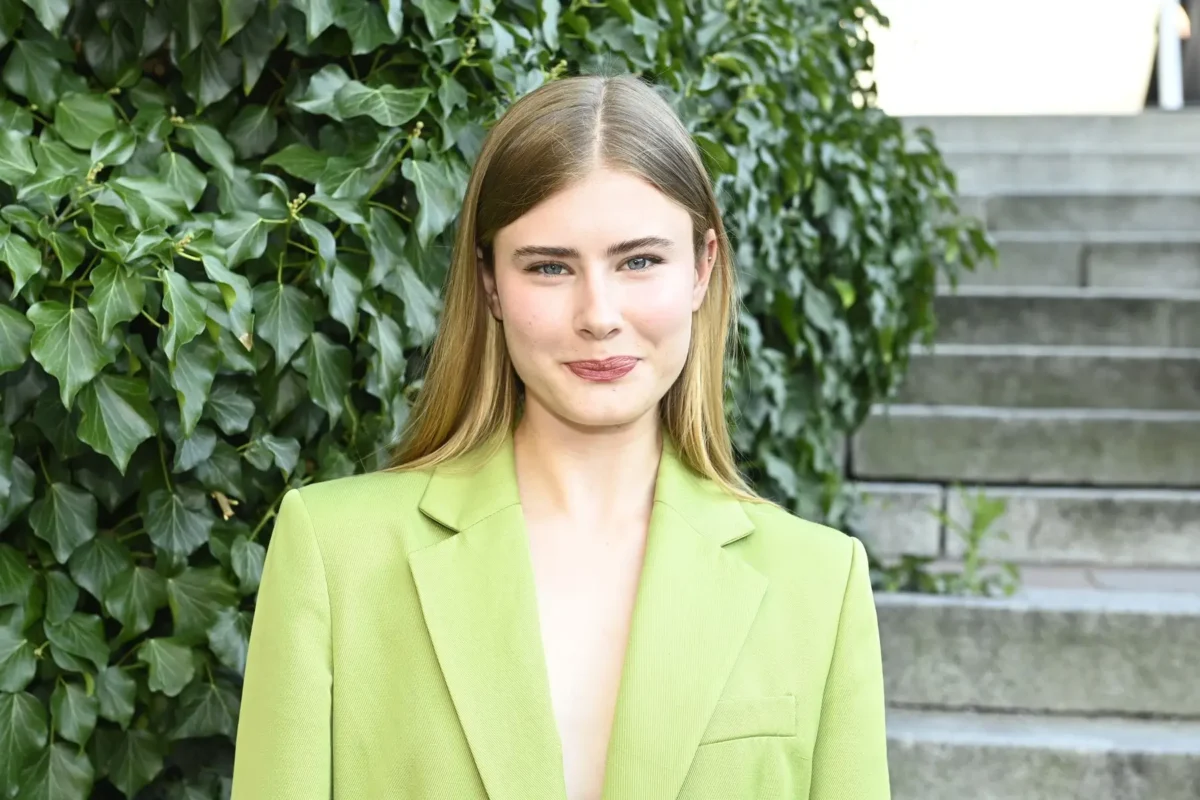 Anna Sofie Švehlová už si letos zahraje druhou princeznu. Zdroj: Profimedia | TVGURU.cz Mladá dívka v zeleném saku