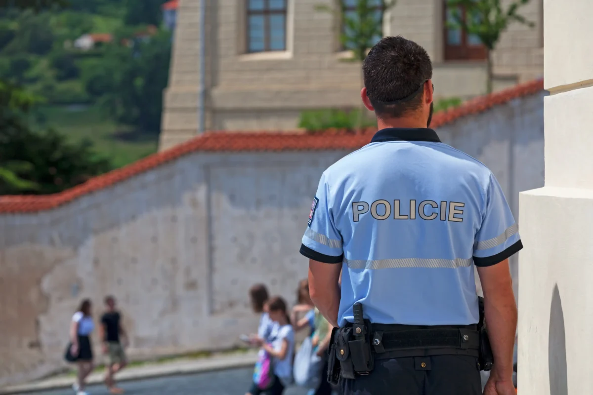 Policista otočený zády