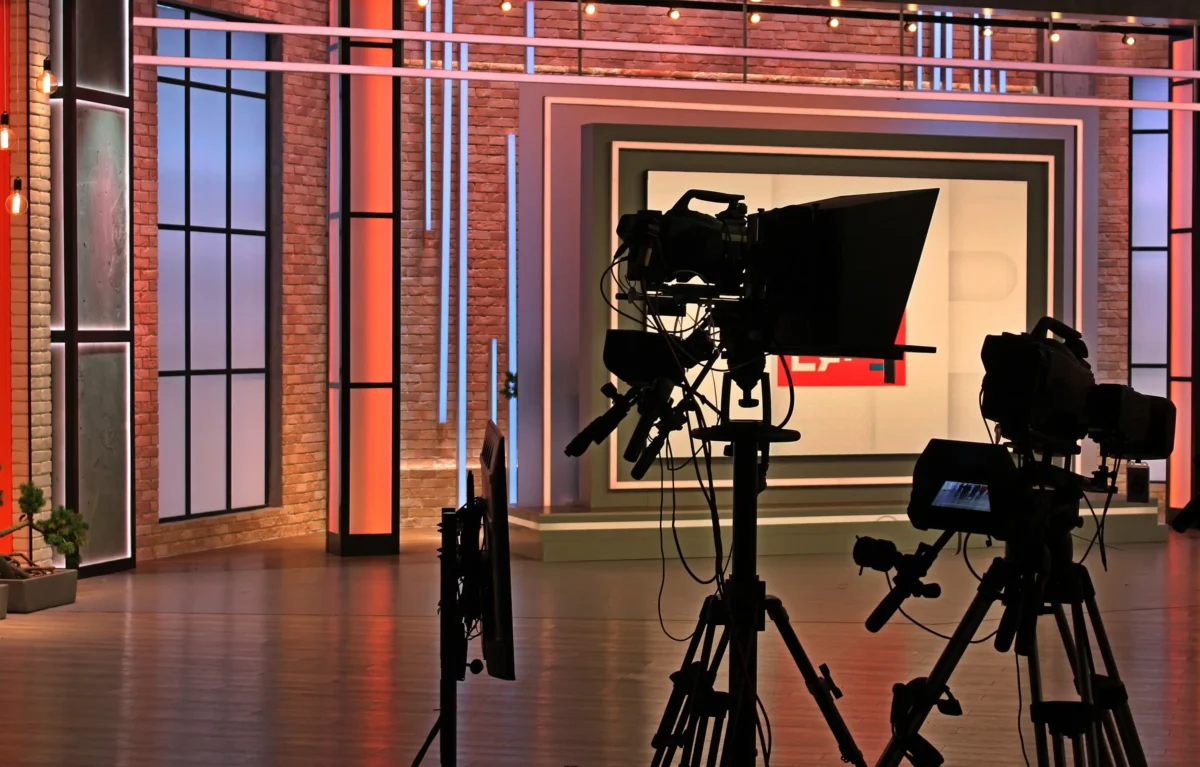 Moderátorská hvězda se už objevila v mnoha pořadech TV Nova. Zdroj: Shutterstock | TVGURU.cz Kamery a světla ve zprávařském studiu