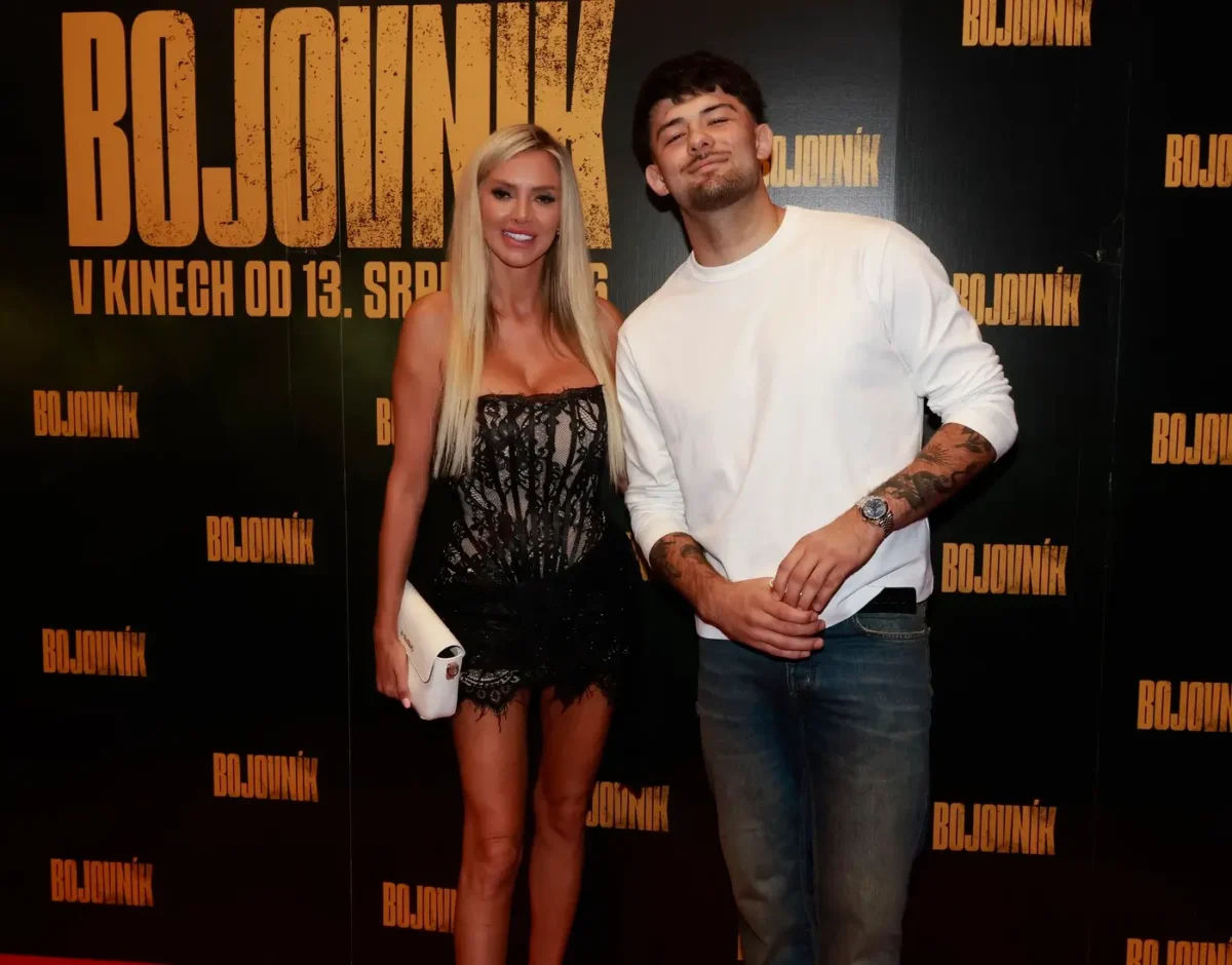 Blondýna a muž v bílém triku.