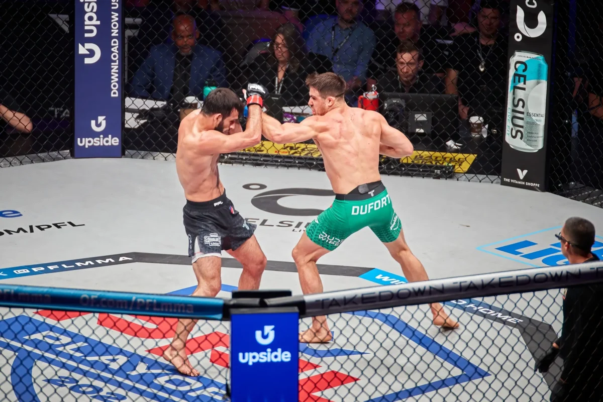 MMA zápas dvou mužů.