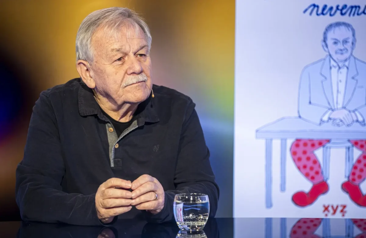 profimedia-0645423636 | TVGURU.cz Karel Šíp sedí u stolu.