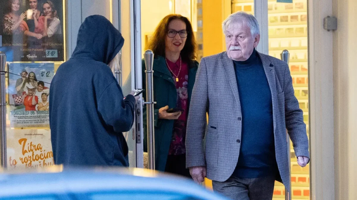 Karel Šíp se ženou vycházejí ze dveří.