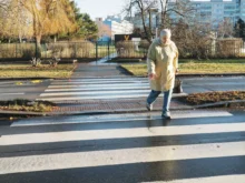 seniorka na přechodu