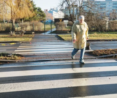 seniorka na přechodu