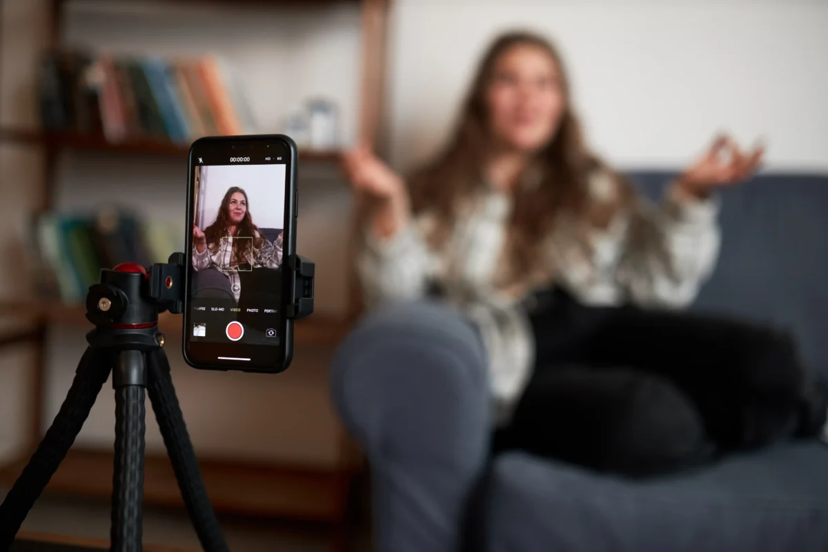 shutterstock_2479037701-2 | TVGURU.cz Žena se natáčí na mobil.