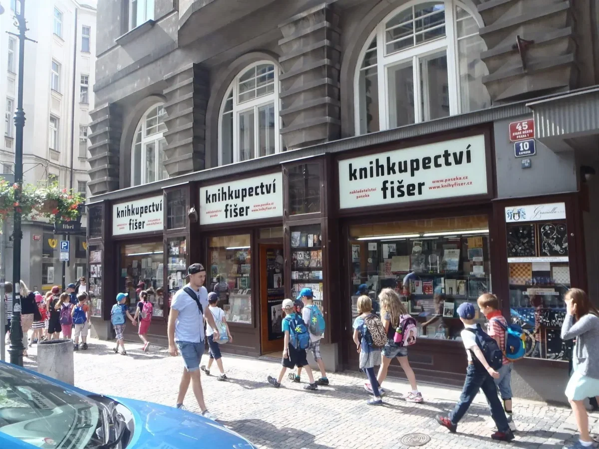 obchod s nápisem Fišer