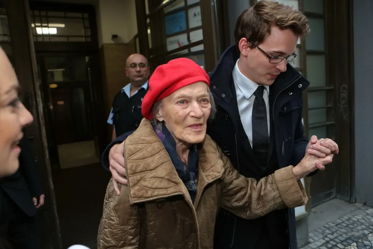 Luba Skořepová jako stará dáma v doprovodu mladého muže